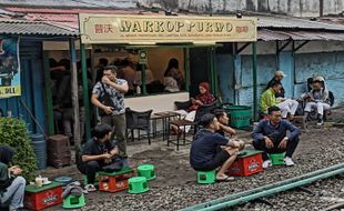 Menilik Warkop Purwo di Pinggir Rel Bengkong Purwosari