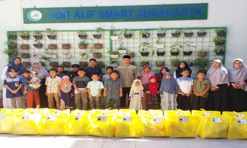 Yayasan Alif Smart Kota Solo Bagikan Santunan untuk Anak Yatim