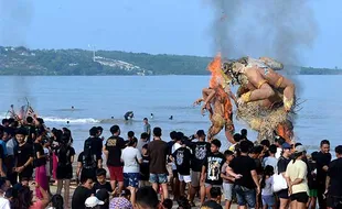 Ritual Pembakaran Ogoh-ogoh Usai Nyepi di Jimbaran Bali