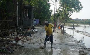 Banjir Demak Surut, Pengungsi Kembali ke Rumah dan Bersihkan Lumpur