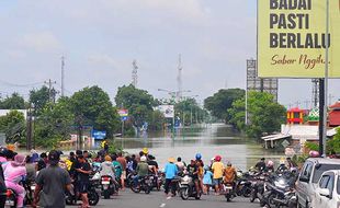 Jalur Pantura Demak-Semarang Terendam Banjir Dampak Tanggul Sungai Wulan Jebol