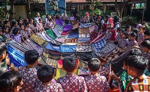 Semarakkan Ramadan, Siswa SDN Nayu Barat 2 Solo Bentangkan Sarung