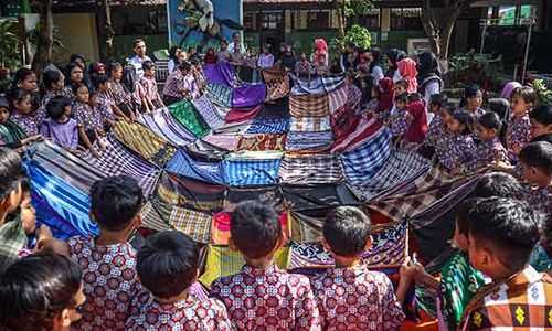 Semarakkan Ramadan, Siswa SDN Nayu Barat 2 Solo Bentangkan Sarung