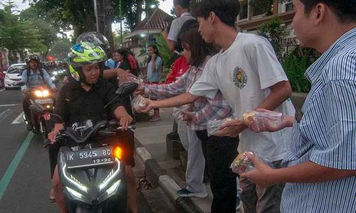 Umat Katolik di Salatiga Berbagi Takjil Gratis Selama Ramadan