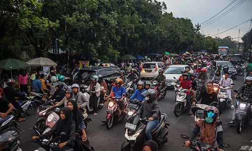 Ramainya Warga Berburu Takjil Buka Puasa di Jl Ki Hajar Dewantara Solo