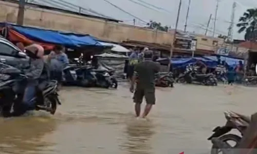 Banjir Masih Tinggi, Jalan Nasional Penghubung 4 Kabupaten di Madura Terendam