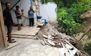 Anak Sungai Kenatan Meluap, Rumah Warga Wonotolo Sragen Ambrol