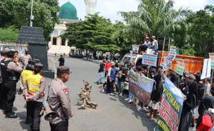 Minta Eksploitasi Kebun Teh Disetop, Warga Kemuning Karanganyar Demo 