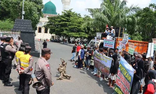 Minta Eksploitasi Kebun Teh Disetop, Warga Kemuning Karanganyar Demo 