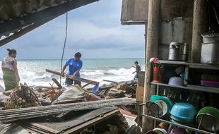 Gelombang Tinggi dan Angin Kencang Rusak Puluhan Rumah di Pesisir Mataram NTB