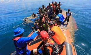 Tim SAR Evakuasi 69 Imigran Rohingya dari Atas Kapal Karam di Laut Aceh