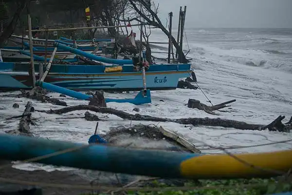 Libur Natal dan Tahun Baru di Pantai Selatan Jateng? Waspada Gelombang Tinggi