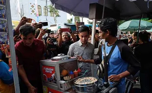 Momen Wali Kota Solo Gibran Borong Jajanan di Masjid Sheikh Zayed