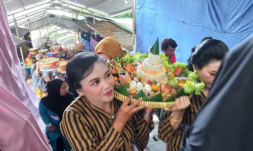 Kirab Tradisi Haul Agung dan Sadranan Sunan Pandanaran di Bayat Klaten