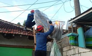 Nyaris Terbakar, Balon Udara Jatuh di Atap Rumah Warga Trenggalek