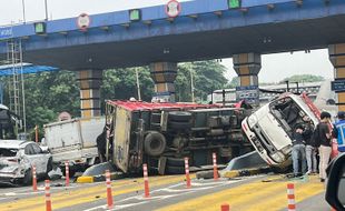 Kecelakaan Ngeri! 6 Kendaraan Terlibat Tabrakan Karambol di Gerbang Tol Halim