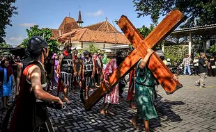 Prosesi Jalan Salib Rangkaian Perayaan Paskah di Gereja Purbowardayan Solo