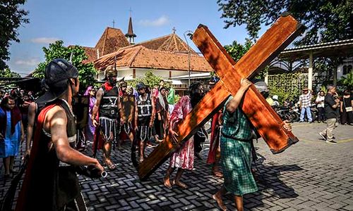 Prosesi Jalan Salib Rangkaian Perayaan Paskah di Gereja Purbowardayan Solo