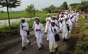 Sambut Nyepi, Umat Hindu Klaten Gelar Upacara Melasti di Umbul Geneng