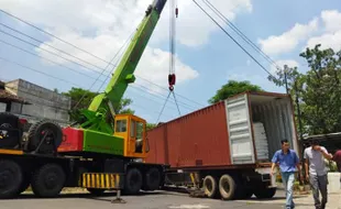 Imbas Kontainer Terperosok di Jl. Sutoyo Solo, Warga Pertanyakan Rambu Lalin