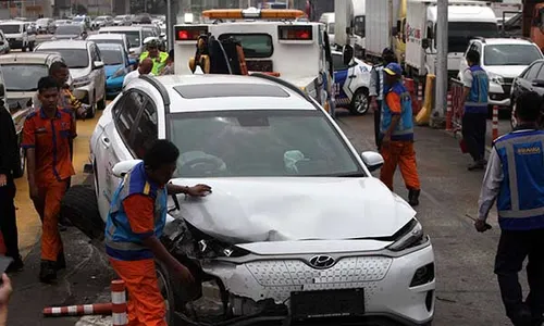 Kecelakaan Beruntun Libatkan 7 Kendaraan di Gerbang Tol Halim Utama Jakarta