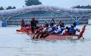 12 Tim Bersaing dalam Lomba Dayung Perahu Naga di Bendung Tirtonadi Solo