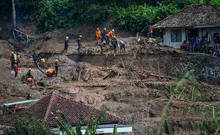 Bencana Longsor Terjang Bandung Barat, 9 Orang Hilang & Ratusan Warga Mengungsi