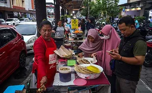 Berburu Aneka Makanan Jadul untuk Buka Puasa di Koridor Gatsu Solo