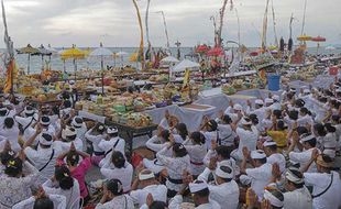 Upacara Melasti Umat Hindu Sambut Nyepi di Pantai Loang Baloq Mataram