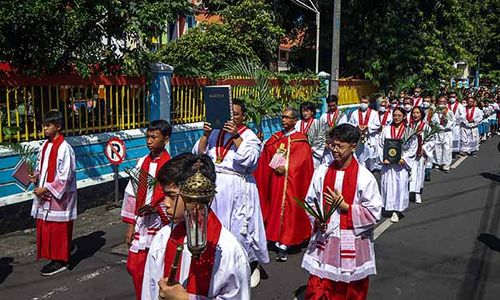 Perarakan Misa Minggu Palma di Gereja Santo Antonius Purbayan Solo