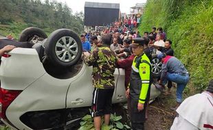 Kecelakaan Mobil Rombongan Wisatawan Nyemplung ke Kebun Sayur di Tawangmangu