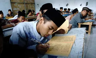 Ngaji Kitab Kuning Santri di Ponpes At-Tahdzib Jombang saat Ramadan