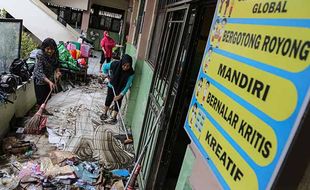 Guru Dibantu Damkar Gotong Royong Bersihkan Sekolah Pascabanjir di Semarang