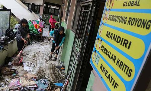 Guru Dibantu Damkar Gotong Royong Bersihkan Sekolah Pascabanjir di Semarang