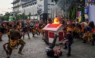 Kemeriahan Pawai Praja di Solo, Peserta Tampilkan Atraksi Seni & Keterampilan