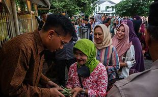 Antrean Warga saat Pembagian 1.000 Nasi Berkat di Pura Mangkunegaran Solo