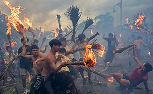 Tradisi Perang Api Umat Hindu di Lombok Sambut Nyepi