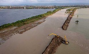 Upaya Perbaikan Tanggul Sungai Wulan yang Jebol di Demak