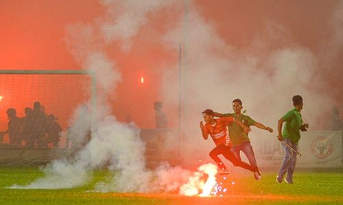 Final Liga 2 Ricuh, Suporter Semen Padang FC Bakar Flare dan Masuk Lapangan