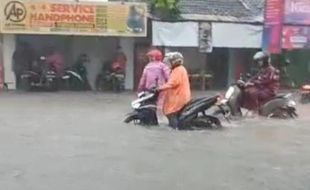 Diduga Drainase Tersumbat, Jalan Solo-Purwodadi Gemolong Sragen Banjir