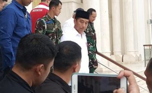 Presiden Jokowi Salat Jumat di Masjid Agung Madaniyah Karanganyar