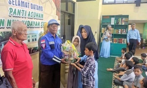 Siswa Kelas 1 SD Nur Hidayah Bagikan Parsel Ramadan ke Petugas Supeltas