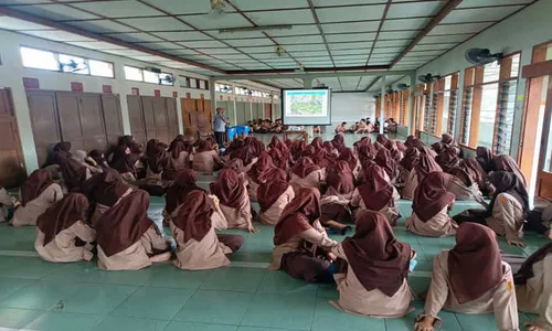 Bisa Jadi Sumber Cuan, Siswa SMP Batik Solo Diajak Jadi Petani Hidroponik