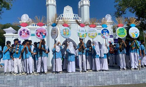 Ratusan Siswa SMP Muhammadiyah 1 Solo Bentangkan Sarung di Depan Balai Kota