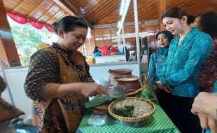 Selvi Ananda Borong Jajanan Tradisional dan Kosmetik di Balai Kota Solo