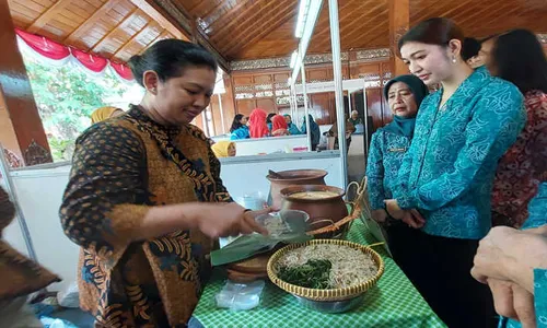 Selvi Ananda Borong Jajanan Tradisional dan Kosmetik di Balai Kota Solo