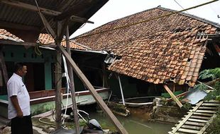 Dampak Tanah Bergerak di Bekasi, Puluhan Rumah Rusak dan Jalan Ambles