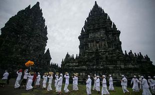 Umat Hindu Jalani Prosesi Upacara Tawur Agung Kasanga di Candi Prambanan