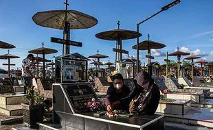 Tradisi Ziarah Makam Umat Kristiani di Palangka Raya Jelang Paskah