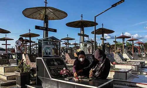 Tradisi Ziarah Makam Umat Kristiani di Palangka Raya Jelang Paskah